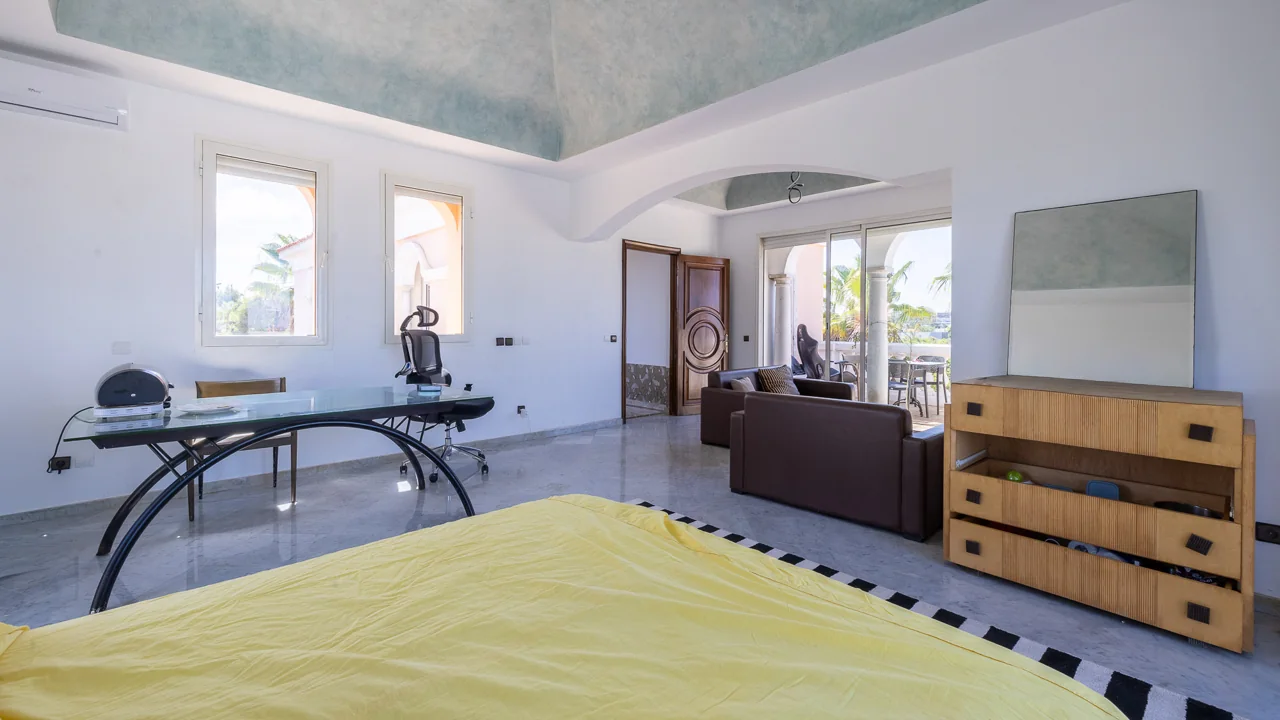 La chambre ouverte sur la terrasse