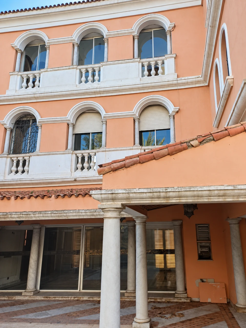 La façade côté cour et ses colonnades